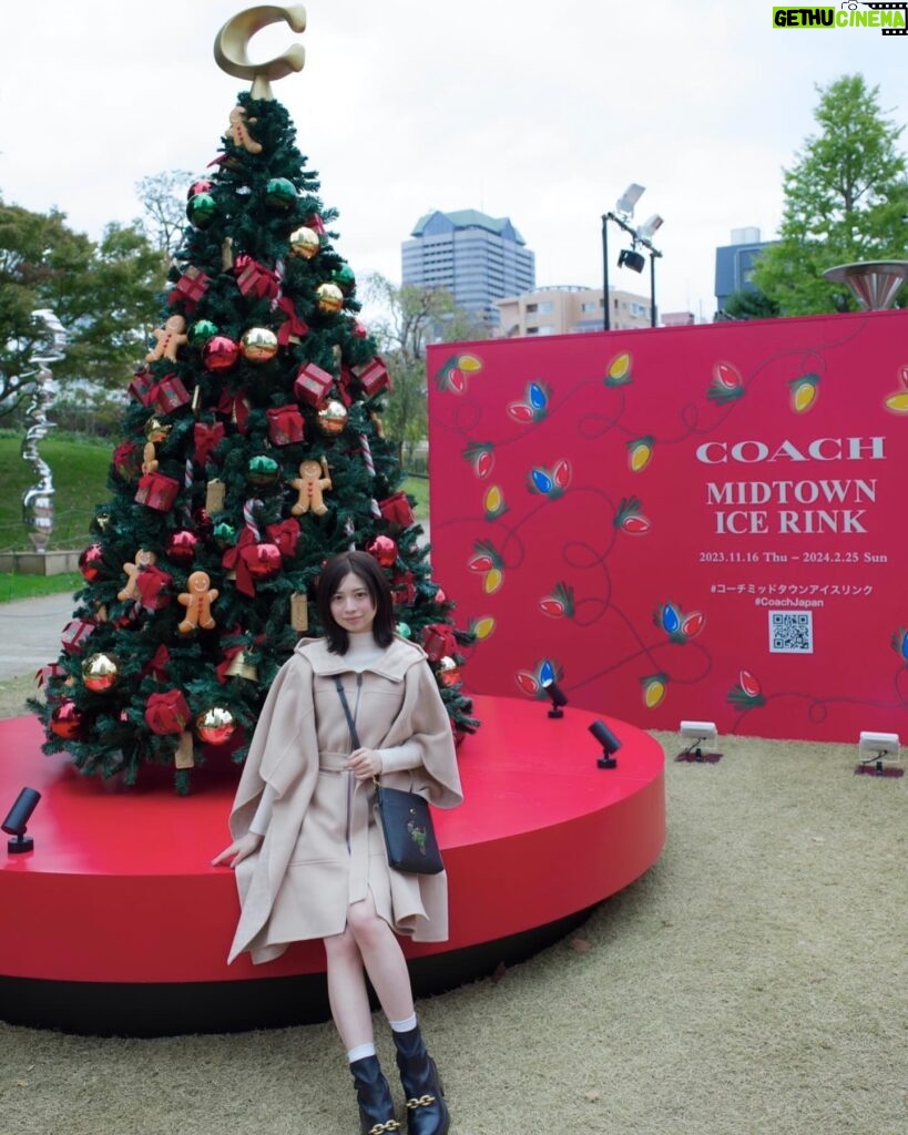Hiyori Sakurada Instagram - COACHホリデー2023ポップアップストア12月8日から開催します☁️ COACH MIDTOWN ICE RINKも11月16日から2月25日まで期間限定オープンしてるよ〜 クリスマスツリーも大きくて綺麗だった〜☁️ #CoachJapan　#CoachHoliday　 #コーチミッドタウンアイスリンク