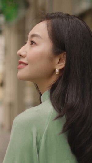 Hoàng Hà Instagram - Mùng 6 .. thì có thể thêm chữ "Tết" vào nữa không nhỉ :")

HAPPY NEW YEAR,
Hoàng Hà xin gửi lời chúc mừng năm mới tới các Cô Chú, Anh Chị, Bạn bè và các Em !
Mong mọi người có một năm tới khoẻ mạnh, dẻo dai và hạnh phúc !

#HoangHaActress #DaoAnh #HappyNewYear
#TrinhCongSon #EmVaTrinhmovie #EmVaTrinh 
#GamVoc #HanoiStudioGallery

Starring: Hoàng Hà
DOP: Christopher Dinh
Stylist: Linh Ngọc Nguyễn
Makeup Artist: Cao Quý Dương 
Music: Nắng Thuỷ Tinh (Em Và Trịnh OST)
Editor: Đạt Phạm
Costume: Gấm Vóc