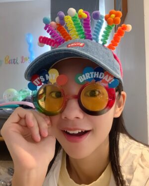 Hoàng Hà Instagram - 11.12.2023

Tuổi mới Hạnh Phúc, tung bay khắp nơi, nhưng an lành ở ngay đây nhé Hoàng Hà iuuuuuu ! 🌷

Hoàng Hà cảm ơn mọi người, các ông bà, các bác, các cô chú, các anh chị, các bạn và các em ... đã gửi lời chúc mừng sinh nhật tới Hà ạ! 
Cảm ơn Bố Mẹ và gia đình đã gọi điện cho Hà từ sáng sớm, nên dù ở xa mọi người và khán giả, nhưng Hà đã nhận được tình yêu thương đầy ắp cả ngày hôm nayyyy :")

Hà xin được cảm ơn từng người từ từ nhé ạ !

PRETTY, 
#HoangHa 🌷☃️

#HoangHaActress #EmVaTrinh #DaoAnh #KeAnHon #Phong #ChungTaCua8NamSau #Dương