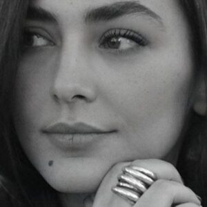 Hoda Zeinolabedin Instagram - مي دانم قرار است جهانم بعد از اين آرام تر باشد ..🥰💫