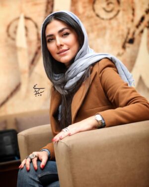 Hoda Zeinolabedin Instagram - اكران مردمي آتاباي 
فيلمي كه بايد روي پرده سينما ديد✌🏻✨

طراح لباس الميرا نوري @elin.collection ❤️🙏🏻

@negarpourbahrii 🌹🙏🏻
@sepide.abdolhay 🌹🙏🏻