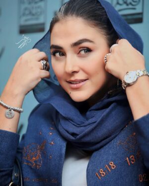 Hoda Zeinolabedin Instagram - اكران مردمي فيلم دست انداز 
عكس ها: @soroushmn_ 🙏🏻🌹

@aminhashemi.71 🙏🏻🌹
طراح لباس @elin.collection ❤️🙏🏻الميرا نوري 
@sunnafissi.jewelry 🙏🏻❤️