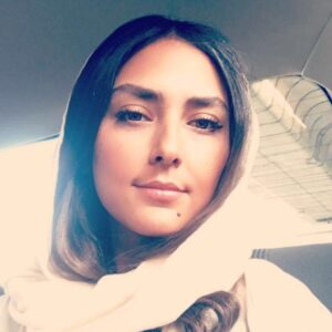 Hoda Zeinolabedin Instagram - ديوانه و دلبسته ي اقبال خودت باش،
سرگرم خودت عاشق احوال خودت باش،

يك لحظه نخور حسرت آن را كه نداري،
راضي به همين چند قلم مال خودت باش،

دنبال كسي باش كه دنبال تو باشد،
اينگونه اگر نيست دنبال خودت باش،

پرواز قشنگ است ولي بي غم و منت، 
منت نكش از غير  و  پروبال خودت باش،

صد سال اگر زنده بماني گذراني،
پس شاكر هر لحظه و هر سال خودت باش

اقبال لاهوري