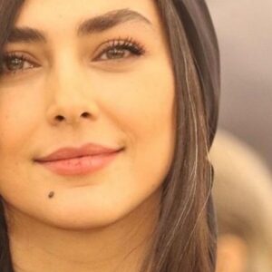 Hoda Zeinolabedin Instagram - اگر عظمت فرد ديگري را تحسين ميكنيد ، 

آنچه ميبينيد عظمت خودتان است.✨