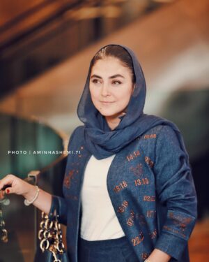 Hoda Zeinolabedin Instagram - اكران مردمي فيلم دست انداز 
عكس ها: @soroushmn_ 🙏🏻🌹

@aminhashemi.71 🙏🏻🌹
طراح لباس @elin.collection ❤️🙏🏻الميرا نوري 
@sunnafissi.jewelry 🙏🏻❤️