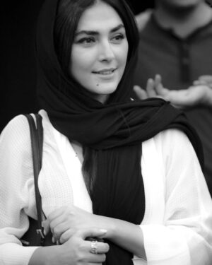 Hoda Zeinolabedin Instagram - نميشود بدون دوست داشتن كسي زنده ماند ..
تجربه كهنه ام را باور كنيد ...

رومن گاري