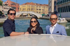 Hoda Zeinolabedin Instagram - #venicefilmfestival 
#zalava
…
اولين روز نمايش جهاني زالاوا
_ونيز

طراح لباس : الميرا نوري @elin.collection ❤️

Photo:
Ivana Ziello