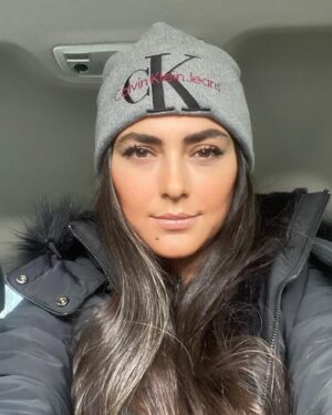 Hoda Zeinolabedin Instagram - من به جاي همه،
براي اون لبخند هايي كه
خيلي وقتا از رو قوي بودنت زدي
بهت ميگم: تو بي نظيري…
اين قوي بودن كار هر كسي نيست.