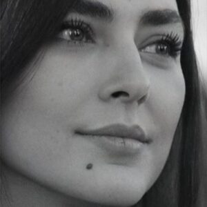 Hoda Zeinolabedin Instagram - هرگز كسي را آنقدر دوست نداشته باش كه شروع به نا ديده گرفتن حقيقت او كني. زندگي بازي تعادل است. 
وقتي جهان هستي رنگ واقعي كسي را به تو نشان مي دهد ، آن را بپذير و سعي نكن كه تصوير متفاوتي ترسيم كني تا واقعيت را بپوشاني.
ما نمي توانيم  كسي را تغيير دهيم و نبايد چنين تلاشي كنيم، يا بايد آنها را همانطور كه هستند بپذيريم يا بايد آنها را رها كنيم.
اين براي همه بهتر است .✌🏻✨🥰