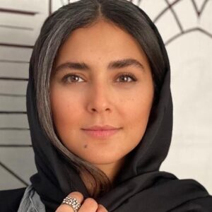 Hoda Zeinolabedin Instagram - ✌🏻✨

اگه اول خودتو دوست داشته باشی 
به بقیه‌ام اجازه میدی دوستت داشته باشن
زندگی همینی که هست 
اگه به زندگی سخت بگیری 
اونم بهت سخت میگیره
ما به سختیا ارزش میدیم
دنیا با همه‌ی کمبودهایی که داره پر از چیزهای زیباست