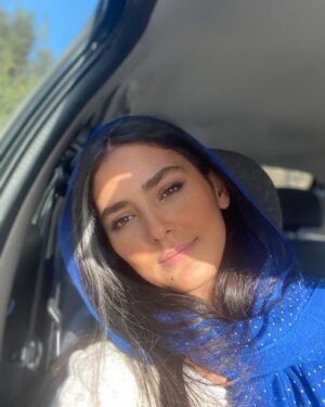Hoda Zeinolabedin Instagram - دنياي درون يك زن مي تواند

به همان سرعتي تغيير كند 

كه دنيا در جنگ تغيير ميكند…✌🏻✨