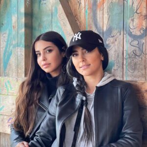 Hoda Zeinolabedin Instagram - يه وقتا يه سري احساس ها و حس ها رو نميشه توصيف كرد كه حق مطلب ادا بشه 
حس من به تو جزو هموناست 
با تو خيلي خودمم هدي 
من قوي بودن رو از تو ياد گرفتم 
من ازت خيلي چيزا ياد گرفتم 
خواهر 
رفيق 
چه خوبه هستي 
دوستت دارم ❤️
@hodi1917 🥰