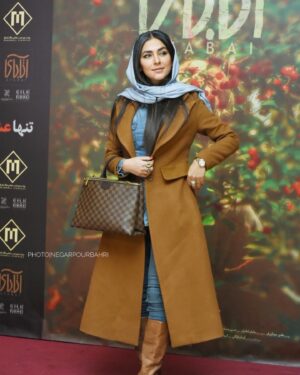 Hoda Zeinolabedin Instagram - اكران مردمي آتاباي 
فيلمي كه بايد روي پرده سينما ديد✌🏻✨

طراح لباس الميرا نوري @elin.collection ❤️🙏🏻

@negarpourbahrii 🌹🙏🏻
@sepide.abdolhay 🌹🙏🏻