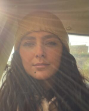Hoda Zeinolabedin Instagram - در زندگي سختي هايي رو تحمل كردم كه پيش از واقعه گمان نداشتم كه بتوانم، حتي بعدها باور نكردم كه در آن ماجرا تاب آوردم، 
انسان خودش را نمي شناسد ،
خصوصا قدرت هايش را. 👌🏼