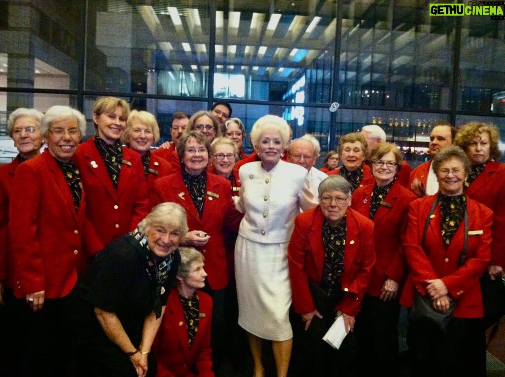 Holland Taylor Instagram - The Kennedy Center Ushers for the Eisenhower Theatre, specifically the Thursday night gang, were a wonderful group who responded so incredibly to ANN during our previews there, speaking their mind to my director Ben Klein, that I became determined to continue to hear from them. The ushers generally had no access to the innards of the artist’s side of the theatre or the fabled Green room, which was a huge chandelier and couch filled haven where the great and garden variety folks came after the performance. I pled the case with KC management that, since I was the only performer, I felt they should allow the ushers to visit after the show along with other friends if I wanted that. So, permission was granted, and for the first time, the “Redcoats,” as I called them, started appearing after the show — three one night, eight another — during the month ANN played there. Our last Saturday night happened to be my birthday, and the gang just floored me by arranging on their own for champagne and a birthday cake to celebrate, and ALL of them (a big group of about 30), it seemed, in attendance. I never will forget it. But nothing prepared me for the night on Broadway, more than a year later, when about 35 of them appeared IN THEIR Kennedy Center REDCOATS at a performance of “their” ANN at Lincoln Center. They had come up to NYC in a caravan of buses, trains, cars, and airplanes. They made an adventure of it and I consider it the greatest honor I’ve ever been given. They were rewarded, too, in a way — at the performance they attended were also President Bill Clinton and First Lady Hillary Clinton, Meryl Streep, Gabby Giffords, and Mark Kelly. Quite a night!