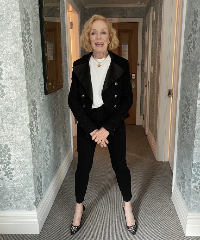 Holland Taylor Instagram - Why, yes- that is CHANEL @chanelofficial I wore to COLBERT @colbertlateshow - and yes, indeed, @karlawelchstylist had everything to do with it. Nothing too good for @Stephenathome