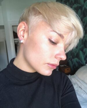 Holly Horne Instagram - Thank you @house_of_sassoon_salon_soho @mysassoonhair 🩵 @iamsimonaiatri for the wicked cut and @samholderhair for the stunning colour. #sassoonofficial #vidalsassoon #mysassoonhair #sassoonsalonofficial 
#houseofsassoon #studio #hair #sassoonacademy