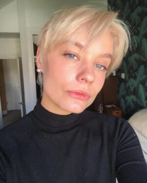 Holly Horne Instagram - Thank you @house_of_sassoon_salon_soho @mysassoonhair 🩵 @iamsimonaiatri for the wicked cut and @samholderhair for the stunning colour. #sassoonofficial #vidalsassoon #mysassoonhair #sassoonsalonofficial 
#houseofsassoon #studio #hair #sassoonacademy