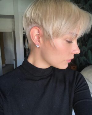 Holly Horne Instagram - Thank you @house_of_sassoon_salon_soho @mysassoonhair 🩵 @iamsimonaiatri for the wicked cut and @samholderhair for the stunning colour. #sassoonofficial #vidalsassoon #mysassoonhair #sassoonsalonofficial 
#houseofsassoon #studio #hair #sassoonacademy