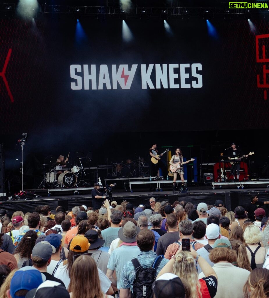 Holly Humberstone Instagram - Gorgeous to be back in USA with my faves playing shows 💟💟 here’s some piccys from @shakykneesfest & @lovinlifemusicfest this weekend ! Thanks for the best times xxxx