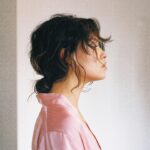 Holly Mae Brood Instagram - Voor mijn werk moeten er soms intieme scènes opgenomen worden. Er wordt dan aan mij gevraagd wie er aanwezig zal zijn op de set, of ik een bekende als figurant wil. Van tevoren word ik door een intimiteitscoördinator gecoacht, die dan op de vloer aanwezig zal zijn. Alle beelden die in een serie of shoot voorkomen, worden achteraf gecontroleerd bij mij en mijn agent. De restbeelden worden dan verwijderd nadat deze zijn gemaakt, dat geld hetzelfde voor fotoshoots voor bladen. Ik hou ervan om mijn lijf te omarmen en te mogen laten zien, want elk lijf is prachtig en de absolute moeite waard om te laten zien! De volledige controle houden over JOUW lijf is belangrijk en daar mag niemand iets mee doen waar het niet voor is bestemd. JOUW keuzes, JOUW lijf. Dat gun ik iedereen. Als jij een intieme foto ontvangt, is die voor JOU bedoelt. En dus niet voor iemand anders. Denk na voordat je zoiets doorstuurt. Ik vind het fantastisch dat @kpn met #stukjevanmij aandacht besteed aan dit onderwerp, om zo bewustzijn te creëren. Een intieme foto sturen is namelijk absoluut niks mis mee. Maar wel alleen voor de ogen van de persoon waarvoor het is bedoelt. Het is namelijk ‘een stukje van jou’ Lieve mensen, bescherm elkaar❤️ #stukjevanmij #beterinternet #partner 📷: @gianlevi