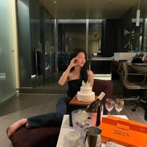 Hong Bi-ra Instagram - #happynewyear #2023

2022 정말 행복하고, 감사했습니다. 
다가오는 2023년에는 더더 좋은 모습 행복한 모습 
마구마구 보여드릴 수 있도록 쉬지않고 노력하겠습니다🙏🏻

새해 복 많이 받으세요🐰🎊
건강하고 행복해요 우리💓