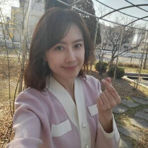 Hong Eun-hee Instagram - 벚꽃 🌸 닮은 니트입고~ 열촬중 ㅎㅎ

#CIEN