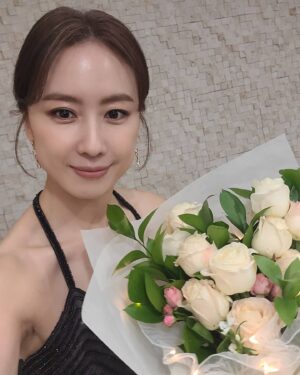 Hong Eun-hee Instagram - 어젯밤 여의도에서 새해를 맞이했어요
감사합니다 💕
더 열심히 잘해야겠다^^