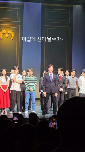 Hong Eun-hee Instagram - 10주년 뮤지컬 그날들 막공 커튼콜 ㅎㅎ 
이건 찐으로 흥이난거임 
다음시즌에 꼭만나요^^