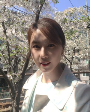 Hong Eun-hee Instagram - 너무짧아 시작부터 벌써 아쉬운 꽃의계절🌸🌸🌸