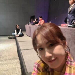 Hong Eun-hee Instagram - #우리는오늘부터 #마지막회 보고 잠이 안오는 밤이네요^^ 
갤러리 열어서 과거로 끄적이다보니 넘 그리워지는데..또 이렇게 한작품 보내야겠죠? 작년 10월부터 겨울을 지나 봄을 나고 막촬즈음에는 슬쩍 땀도나는 시간들이 주마등처럼.. ㅎㅎ 잘가 오은란~~~~ 보고싶은 우리배우들.. 잘자요~~ 사랑해주신여러분감사합니다!
나의스탭들 고마워요~