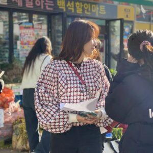 Hong Eun-hee Instagram - #우리는오늘부터 #마지막회 보고 잠이 안오는 밤이네요^^ 
갤러리 열어서 과거로 끄적이다보니 넘 그리워지는데..또 이렇게 한작품 보내야겠죠? 작년 10월부터 겨울을 지나 봄을 나고 막촬즈음에는 슬쩍 땀도나는 시간들이 주마등처럼.. ㅎㅎ 잘가 오은란~~~~ 보고싶은 우리배우들.. 잘자요~~ 사랑해주신여러분감사합니다!
나의스탭들 고마워요~