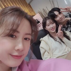 Hong Eun-hee Instagram - #우리는오늘부터 #마지막회 보고 잠이 안오는 밤이네요^^ 
갤러리 열어서 과거로 끄적이다보니 넘 그리워지는데..또 이렇게 한작품 보내야겠죠? 작년 10월부터 겨울을 지나 봄을 나고 막촬즈음에는 슬쩍 땀도나는 시간들이 주마등처럼.. ㅎㅎ 잘가 오은란~~~~ 보고싶은 우리배우들.. 잘자요~~ 사랑해주신여러분감사합니다!
나의스탭들 고마워요~