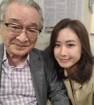 Hong Eun-hee Instagram - 오늘 극장에 번개처럼 나타나신 이순재선생님^^
팬심가득 존경심가득 두근두근 사진찍었는데.. 너무행복한순간이었어요.. 건강하세요 선생님❤️
2001년 상도에서 만난것도 기억해주시고.. 
뿌엥 ~~~ 그때제가 이뻤대요 ㅋㅋㅋ