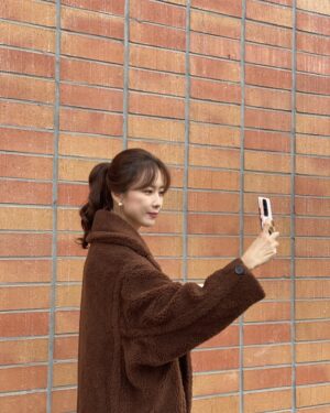 Hong Eun-hee Instagram - 굿모닝입니다 🤗
오늘촬영은 춘천이네요~
점심은 닭갈비 먹어야겠죠?ㅋ
추울까봐 걱정했는데.. 괜찮아요 

#씨엔 덕분에 따뜻해요
#cien