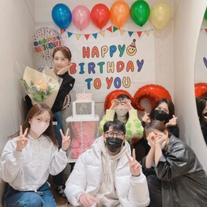 Hong Eun-hee Instagram - 오늘 종일 현장에서 보낸 생일이 너무나 행복했어요
감사합니다 모두^^

연이은 서프라이즈 ^^ #맵시청담 홍은희팀 땡큐
남편님과 혜빈이의 릴레이 커피차 ^^
하루에 커피차 두대온날 ㅋㅋㅋ

#오늘부터우리는 
우리 드라마팀 배우들도 너무 고마웠어요
수향이 동욱이 수로선배님 성훈이^^

역대급으로 축하 많이 받은날 2022.02.17
선물에 꽃 그리고 케잌으로 한가득♡♡♡
#나무엑터스  그리고 카톡으로 저의 지인분들~~
다시한번 #Thank-you 
행복한하루... 안녕