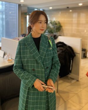 Hong Eun-hee Instagram - 2022.겨울의 한가운데 
거리두는 일상이 너무 익숙해진 어느오후..
다 옛날얘기지 하는때가 어서오길..

그럼..나이들었겠죠? ㅎㅎ

즐거운저녁시간보내세요 
오늘도춥다..

#오늘부터우리는