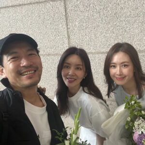 Hong Eun-hee Instagram - 무대보러 직접 발걸음 해준 나의 찐친들~~
고마워요. 
정신없이 인사나누느라.. 사진다못찍었다. 
아쉬워요..
원희 혜빈이 광자매합체부터 
데뷔동기 솔미언니 (우리.. 몇년차니)ㅋㅋ
금쪽이 윤지까지^^ 
#돌아온다 주인장 정철선배님♡
이제 일주일남았다..