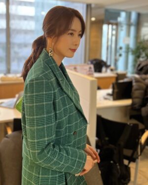 Hong Eun-hee Instagram - 2022.겨울의 한가운데 
거리두는 일상이 너무 익숙해진 어느오후..
다 옛날얘기지 하는때가 어서오길..

그럼..나이들었겠죠? ㅎㅎ

즐거운저녁시간보내세요 
오늘도춥다..

#오늘부터우리는
