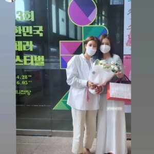 Hong Eun-hee Instagram - 무대보러 직접 발걸음 해준 나의 찐친들~~
고마워요. 
정신없이 인사나누느라.. 사진다못찍었다. 
아쉬워요..
원희 혜빈이 광자매합체부터 
데뷔동기 솔미언니 (우리.. 몇년차니)ㅋㅋ
금쪽이 윤지까지^^ 
#돌아온다 주인장 정철선배님♡
이제 일주일남았다..