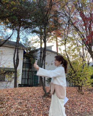 Hong Eun-hee Instagram - 추워요 ~  겨울옷꺼내세요 ~~
이 가을의 끝을 꽉 붙들고 열촬중♡
오늘부터우리는~
씨엔🥰

광고 #CIEN