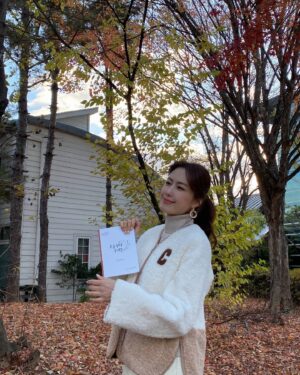 Hong Eun-hee Instagram - 추워요 ~  겨울옷꺼내세요 ~~
이 가을의 끝을 꽉 붙들고 열촬중♡
오늘부터우리는~
씨엔🥰

광고 #CIEN