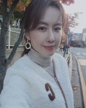 Hong Eun-hee Instagram - 추워요 ~  겨울옷꺼내세요 ~~
이 가을의 끝을 꽉 붙들고 열촬중♡
오늘부터우리는~
씨엔🥰

광고 #CIEN