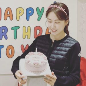 Hong Eun-hee Instagram - 오늘 종일 현장에서 보낸 생일이 너무나 행복했어요
감사합니다 모두^^

연이은 서프라이즈 ^^ #맵시청담 홍은희팀 땡큐
남편님과 혜빈이의 릴레이 커피차 ^^
하루에 커피차 두대온날 ㅋㅋㅋ

#오늘부터우리는 
우리 드라마팀 배우들도 너무 고마웠어요
수향이 동욱이 수로선배님 성훈이^^

역대급으로 축하 많이 받은날 2022.02.17
선물에 꽃 그리고 케잌으로 한가득♡♡♡
#나무엑터스  그리고 카톡으로 저의 지인분들~~
다시한번 #Thank-you 
행복한하루... 안녕