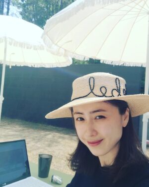 Hong Eun-hee Instagram - 모처럼 하루 쉬어요^^
드라마막바지 촬영 그리고 연극언습..
날씨좋아서 나무에 물주고 딩고라이브 틀고 아이스커피마시니 이거 휴일 꿀조합이네요..
근데 썬크림 안발랐다..ㅜㅜ