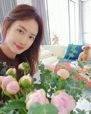 Hong Eun-hee Instagram - 눈치채셨죠?
요즘 매일 꽃밭에 살아요
4월은 정말 눈부시네요
봄이주는 아름다움이 더 아름다워지는.. 
감사한일입니다 ( feat.푸순이 )