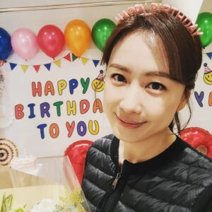 Hong Eun-hee Instagram - 오늘 종일 현장에서 보낸 생일이 너무나 행복했어요
감사합니다 모두^^

연이은 서프라이즈 ^^ #맵시청담 홍은희팀 땡큐
남편님과 혜빈이의 릴레이 커피차 ^^
하루에 커피차 두대온날 ㅋㅋㅋ

#오늘부터우리는 
우리 드라마팀 배우들도 너무 고마웠어요
수향이 동욱이 수로선배님 성훈이^^

역대급으로 축하 많이 받은날 2022.02.17
선물에 꽃 그리고 케잌으로 한가득♡♡♡
#나무엑터스  그리고 카톡으로 저의 지인분들~~
다시한번 #Thank-you 
행복한하루... 안녕