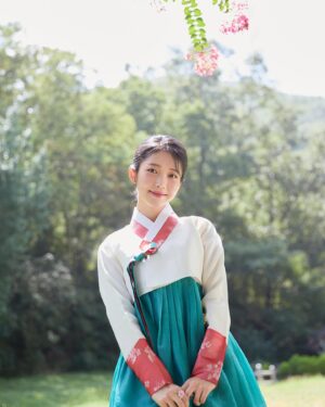 Hong Seung-hee Instagram - 🌺
오늘밤 11시 10분 KBS2 <그림자고백>
#그림자고백 #설이