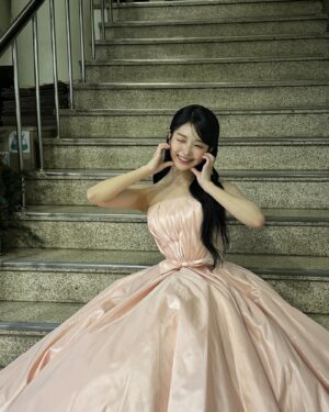 Hong Seung-hee Instagram - 포토존에서 사진 찍기🤭