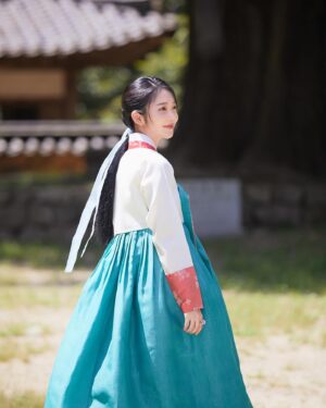 Hong Seung-hee Instagram - 🌺
오늘밤 11시 10분 KBS2 <그림자고백>
#그림자고백 #설이